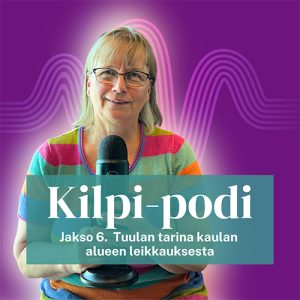 Keski-ikäinen nainen katsoo kohti kameraa hymyillen, hänen edessään on mikrofoni. Teksti: 'Kilpi-podi, jakso 6. Tuulan tarina kaulan alueen leikkauksesta'.