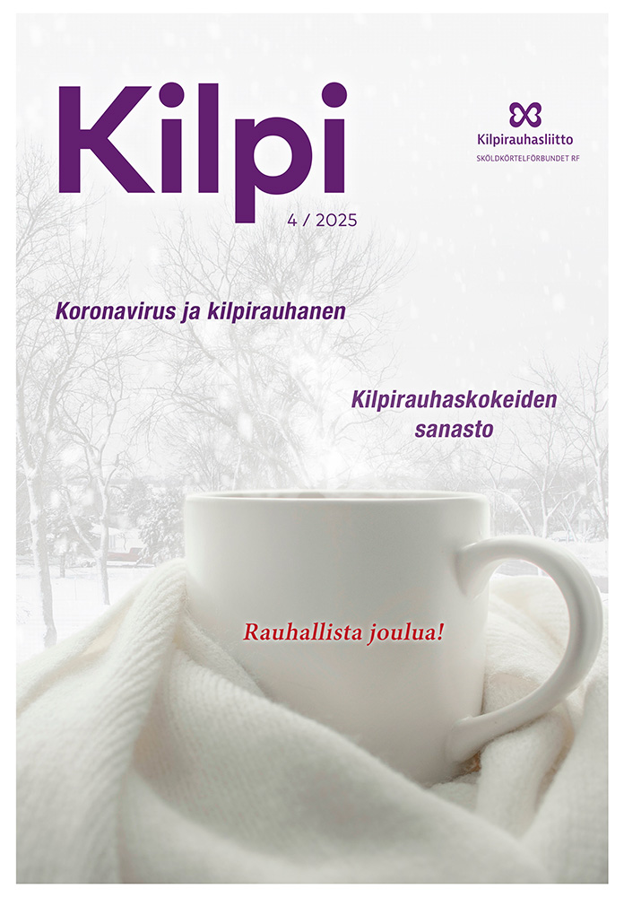 Kilpi-lehden 4/25 kansikuva. Valkoinen kuppi, jonka alla vaalea kaulahuivi. Taustalla talvinen maisema. Kuvaan on poimittu otsikkoja lehdestä.