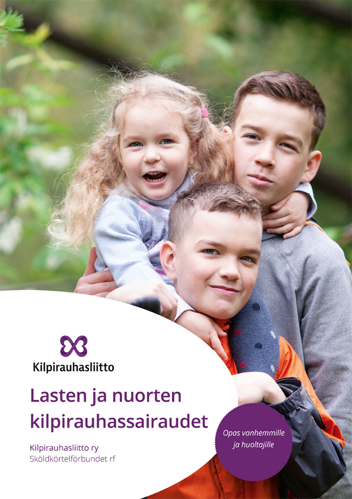 Esitteen (Lasten ja nuorten kilpirauhassairaudet) kansi, jossa on kolme lasta yhdessä.