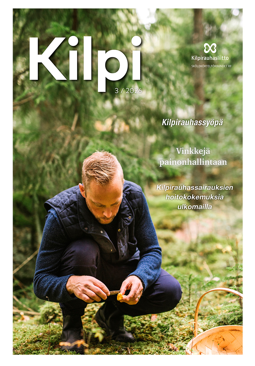 Kilpi-lehden 3/26 kansikuva. Mies on kyykyssä syksyisessä metsässä, puhdistaa sieniä.